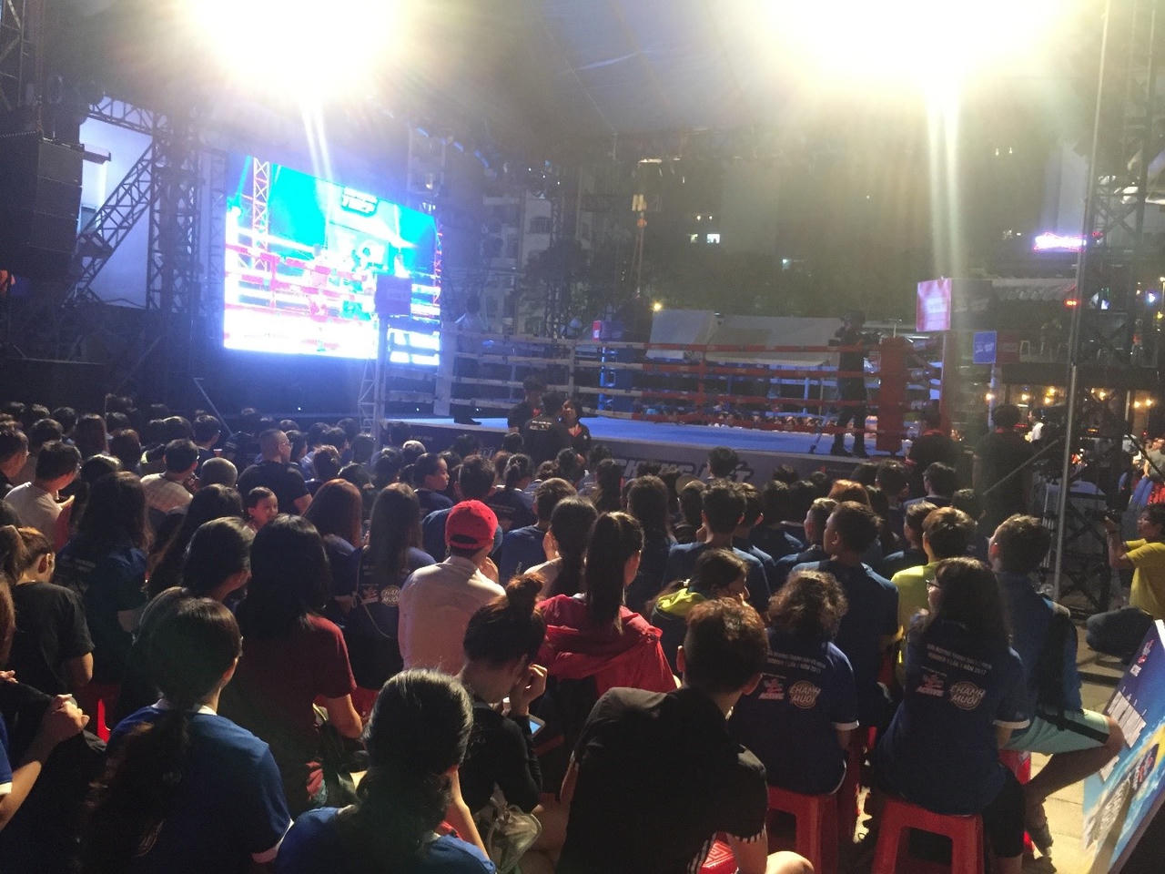 Người Sài Gòn mãn nhãn với sàn đấu boxing lần đầu tiên được tổ chức ngoài trời 