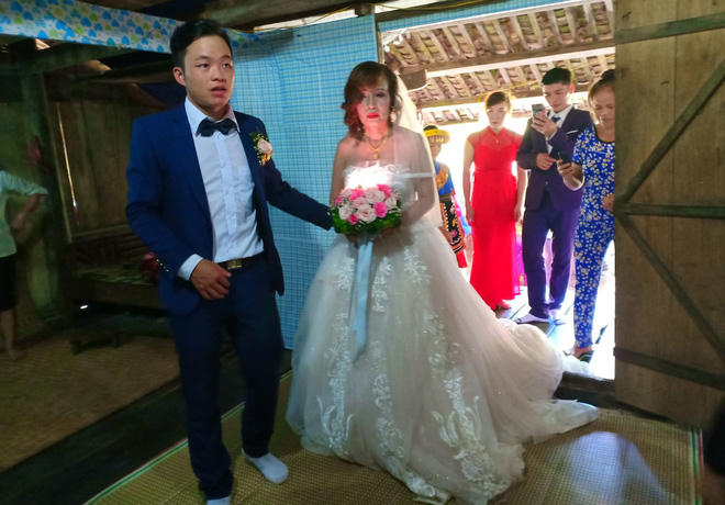 Cô dâu thành phố 61 tuổi chia sẻ cảm xúc khi bước lên sàn nhà chồng