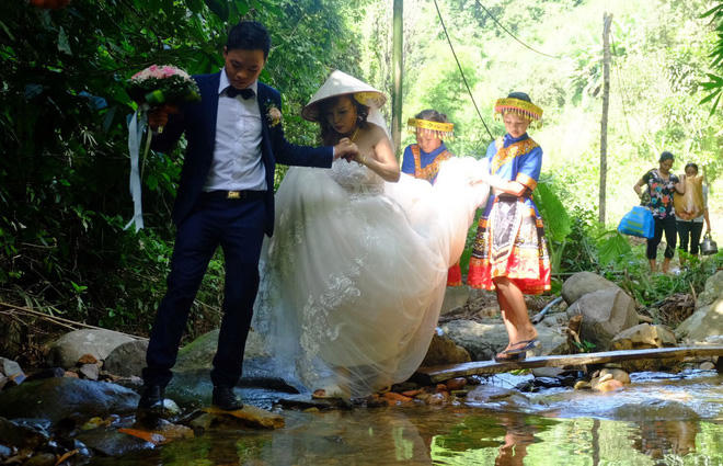 Cô dâu thành phố 61 tuổi chia sẻ cảm xúc khi bước lên sàn nhà chồng