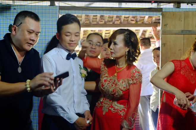 Cô dâu thành phố 61 tuổi chia sẻ cảm xúc khi bước lên sàn nhà chồng