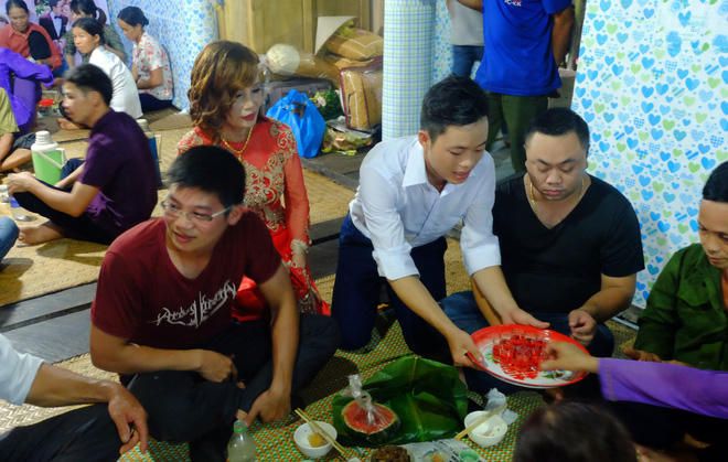 Cô dâu thành phố 61 tuổi chia sẻ cảm xúc khi bước lên sàn nhà chồng