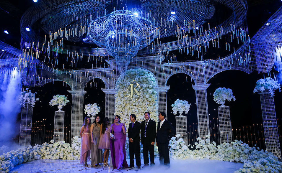 Lan Khuê rạng rỡ trong ngày cưới doanh nhân John Tuấn Nguyễn 