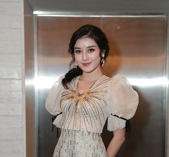 Lan Khuê rạng rỡ trong ngày cưới doanh nhân John Tuấn Nguyễn 