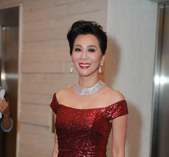 Lan Khuê rạng rỡ trong ngày cưới doanh nhân John Tuấn Nguyễn 