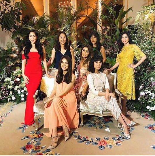 Mặc áo dài đi ăn cưới bạn thân, Tăng Thanh Hà thu hút mọi ánh nhìn