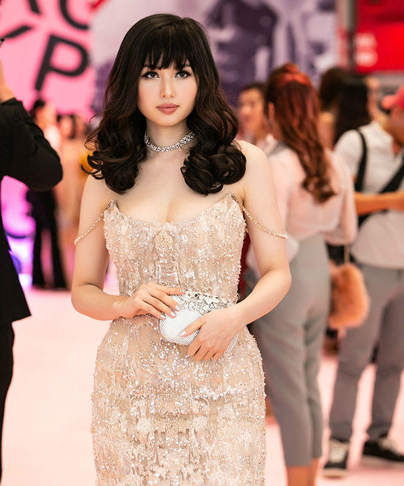 Hà Hồ tình tứ bên Kim Lý gây 'náo loạn' trung tâm thương mại