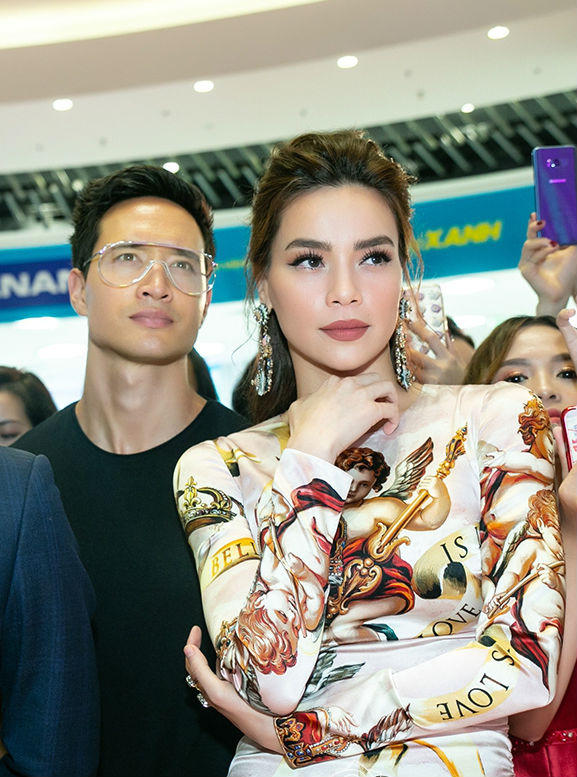 Hà Hồ tình tứ bên Kim Lý gây 'náo loạn' trung tâm thương mại
