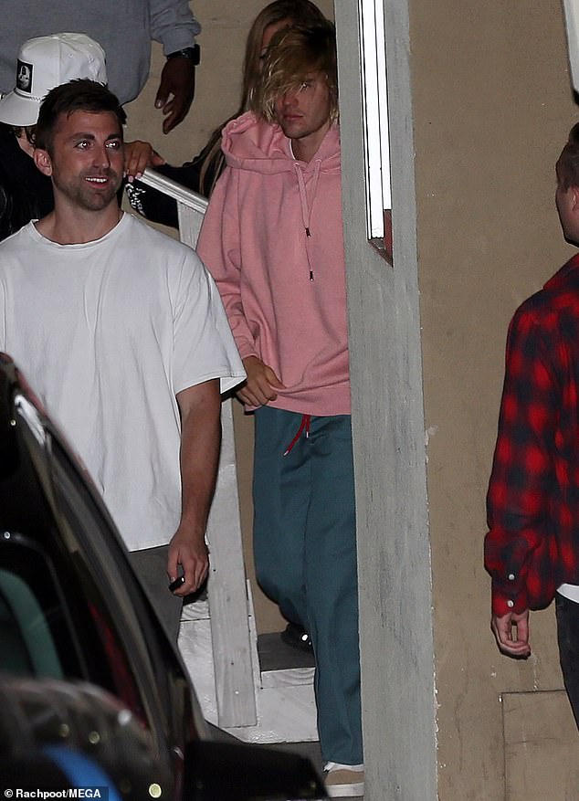 Justin Bieber bật khóc bên vợ vì tình cũ phải nhập viện