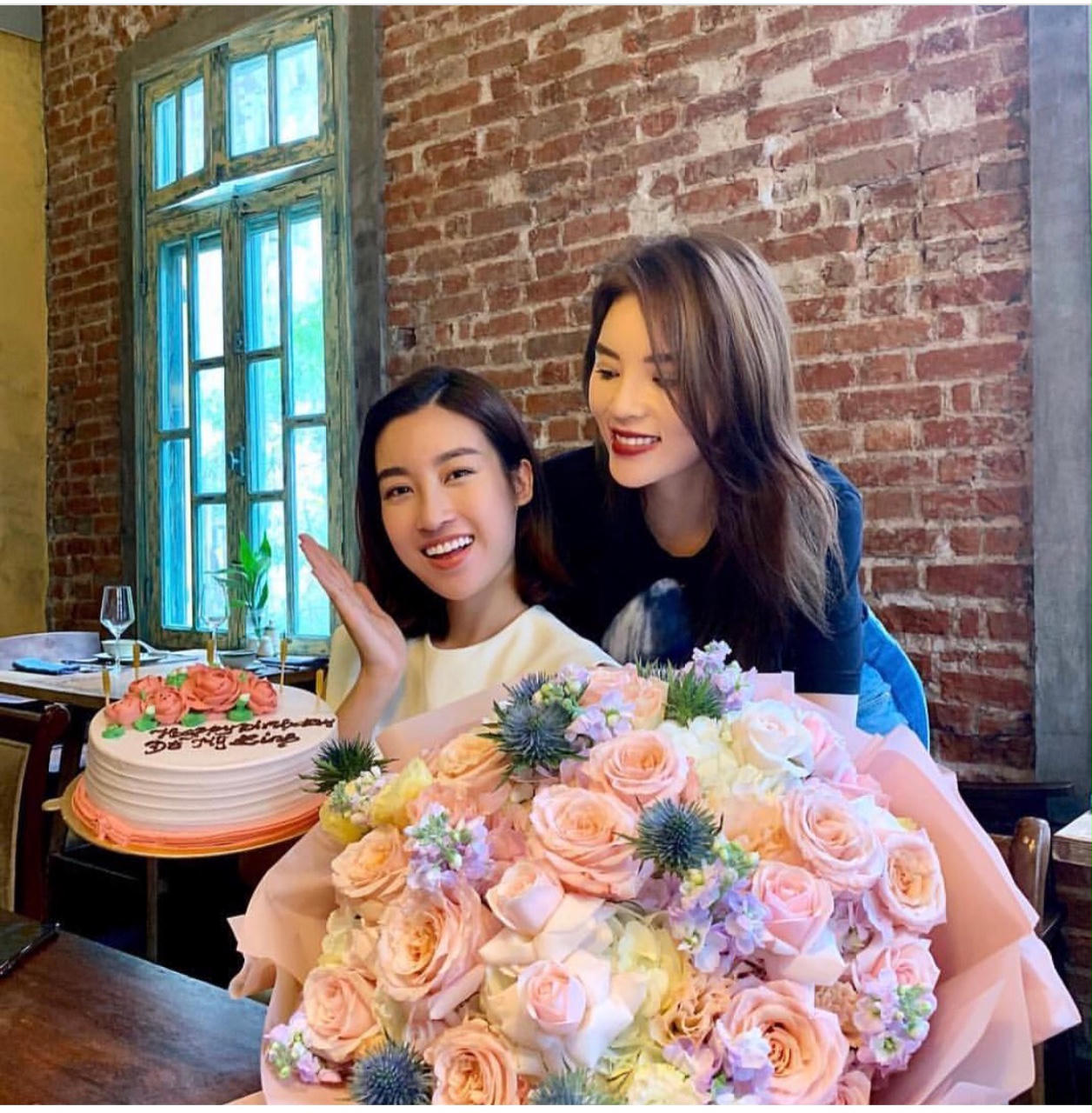 Mai Phương Thúy tặng đồng hổ tiền tỷ cho Hoa hậu Đỗ Mỹ Linh nhân dịp sinh nhật tuổi 23