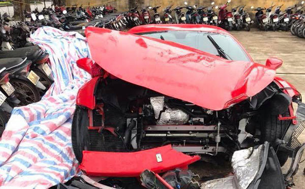 Tuấn Hưng mời hai chuyên gia từ Đức về kiểm tra siêu xe Ferrari mới gặp nạn 