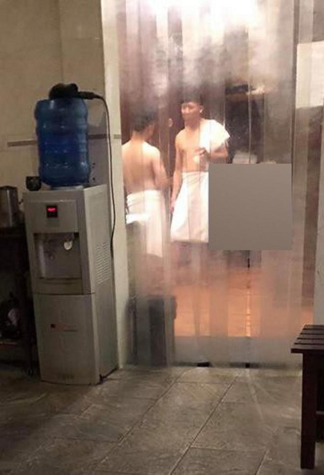 Lộ ảnh trong phòng xông hơi cùng Don Nguyễn, Trấn Thành bị nghi ngờ về giới tính