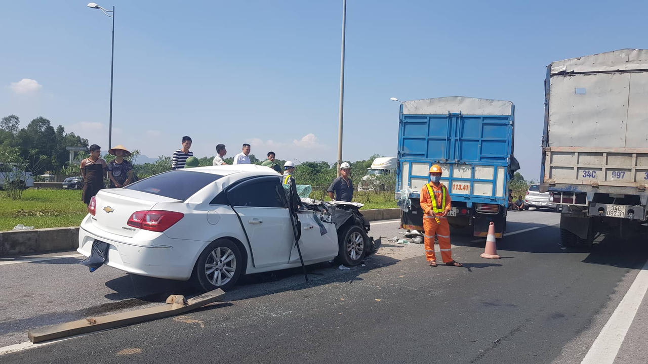 Tai nạn trên cao tốc Hà Nội- Thái Nguyên khiến 2 người bị thương 