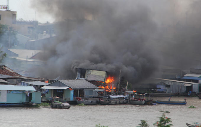 Cháy lớn ở Chợ nổi Cái Răng