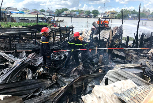 Cháy lớn ở Chợ nổi Cái Răng