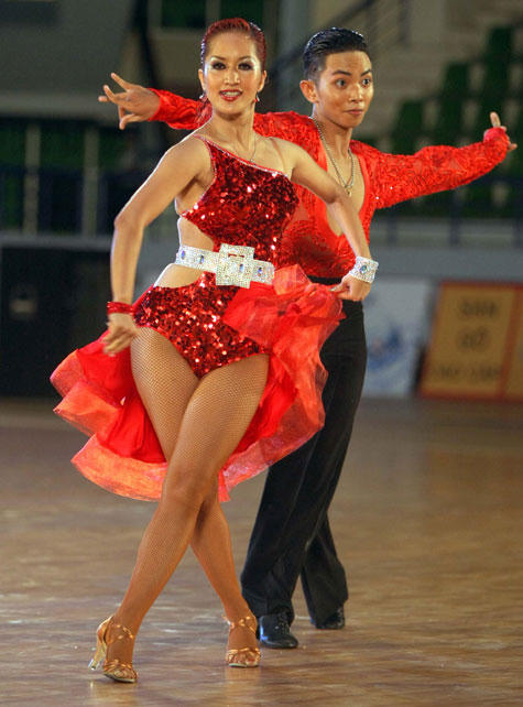 Chuyện ít biết về 2 cặp tình nhân lệch tuổi từng gây chấn động showbiz Việt 