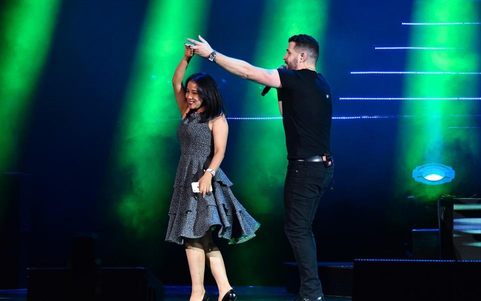 Shayne Ward 'đốn phim' khán giả Hà Nội 