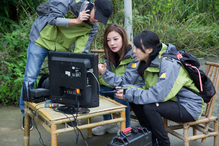 Lộ hình ảnh Triệu Vy hút thuốc sau hậu trường quay phim từ thiện