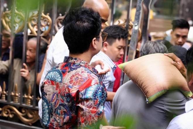 'Ông hoàng nhạc sến' Ngọc Sơn tặng gạo cho người dân ảnh hưởng bão số 9