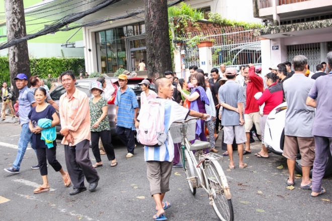 'Ông hoàng nhạc sến' Ngọc Sơn tặng gạo cho người dân ảnh hưởng bão số 9