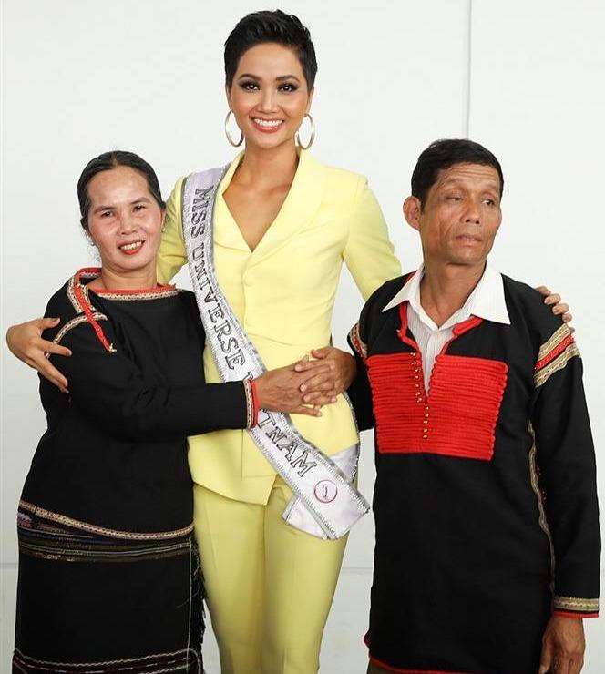 H'Hen Niê tự hào giương cao quốc kỳ, lên đường tới 'đấu trường' Miss Universe 2018