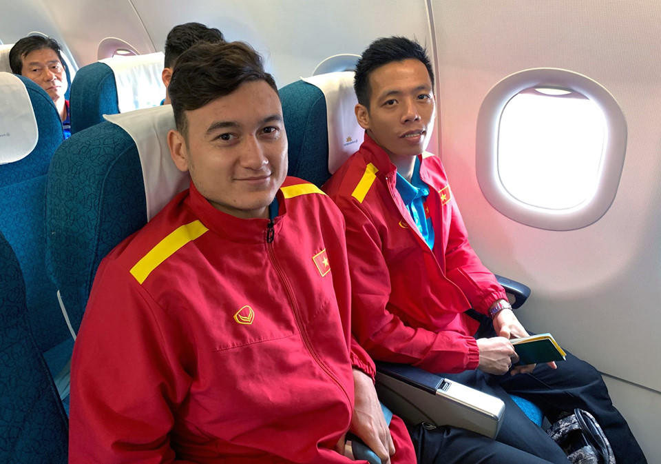 Tuyển thủ Việt Nam đội mưa rời sân bay về nước