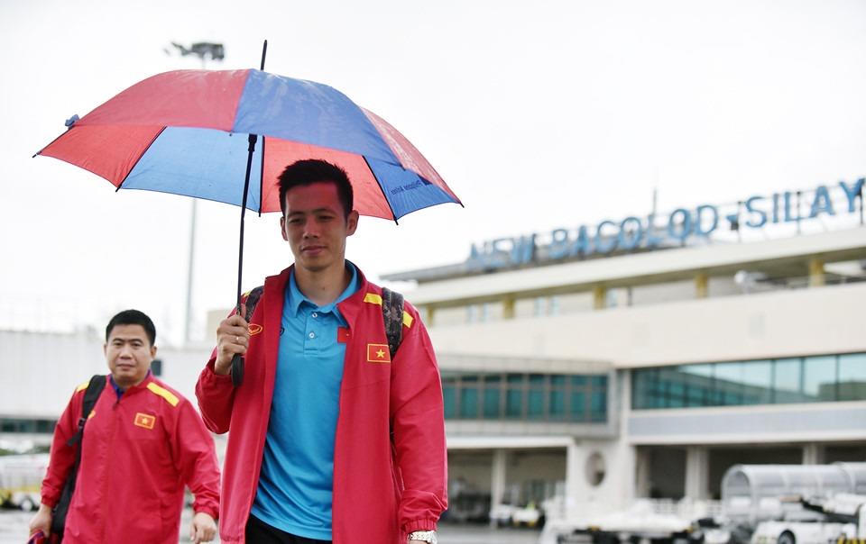 Tuyển thủ Việt Nam đội mưa rời sân bay về nước