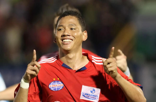 'Chân gỗ' bất ngờ phát lộ tài năng trên sân cỏ