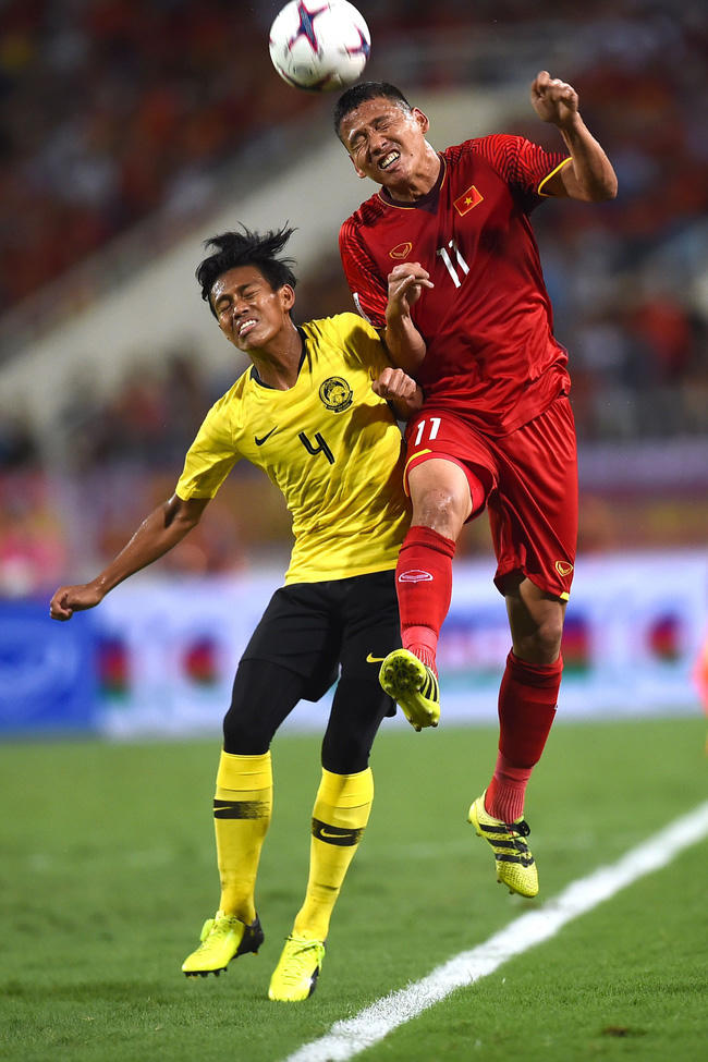 'Chân gỗ' bất ngờ phát lộ tài năng trên sân cỏ