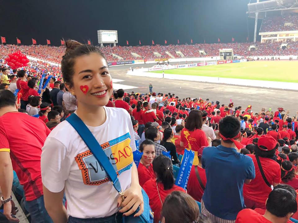 Bận thi nhan sắc nhưng các Hoa hậu vẫn không quên chúc mừng ĐT Việt Nam