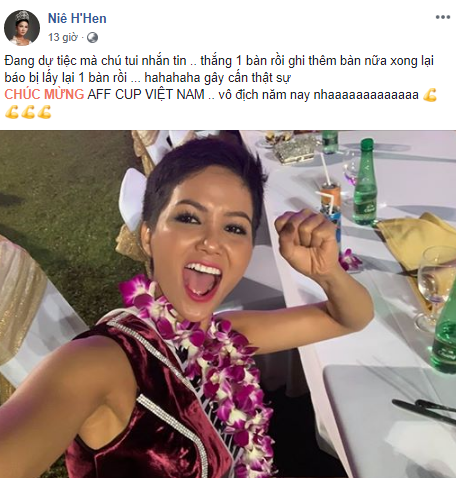 Bận thi nhan sắc nhưng các Hoa hậu vẫn không quên chúc mừng ĐT Việt Nam