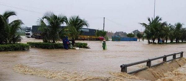 Nam Trung Bộ chìm trong biển nước, giao thông tê liệt