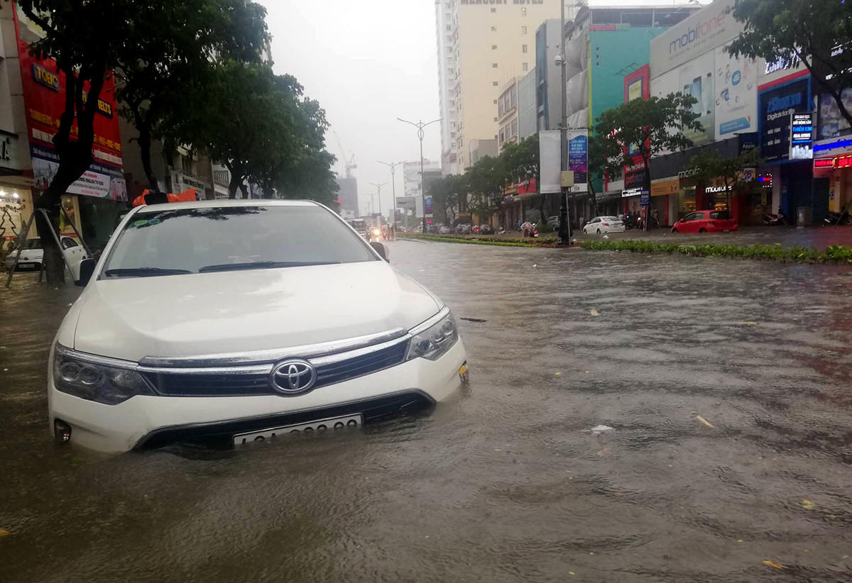 Nam Trung Bộ chìm trong biển nước, giao thông tê liệt