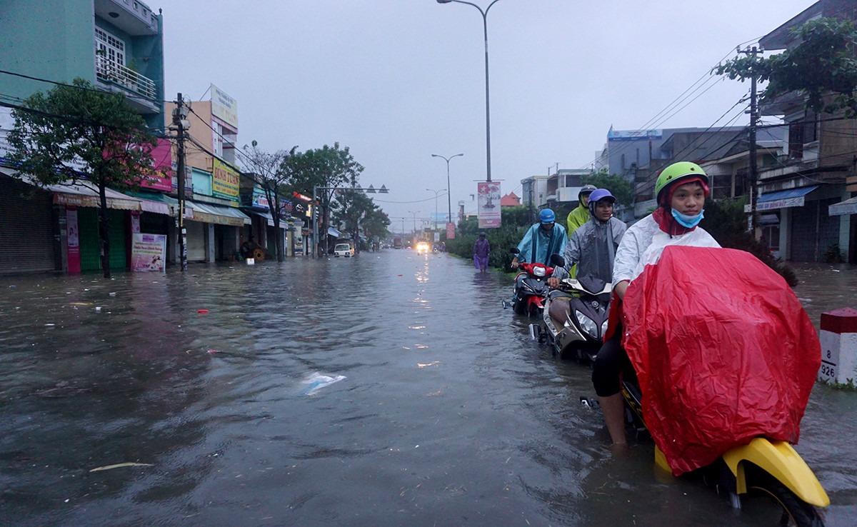 Nam Trung Bộ chìm trong biển nước, giao thông tê liệt