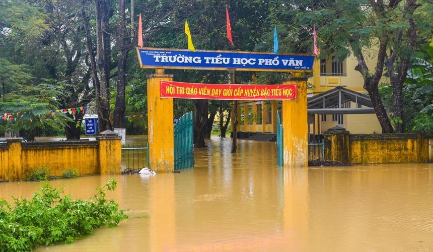 Nam Trung Bộ chìm trong biển nước, giao thông tê liệt