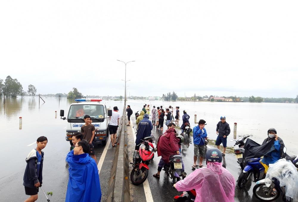 Nam Trung Bộ chìm trong biển nước, giao thông tê liệt