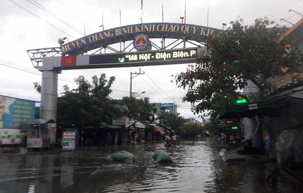 Nam Trung Bộ chìm trong biển nước, giao thông tê liệt