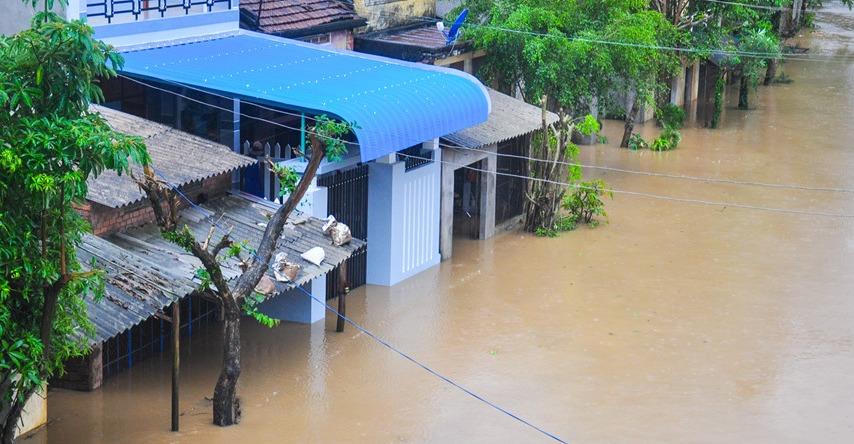 Nam Trung Bộ chìm trong biển nước, giao thông tê liệt