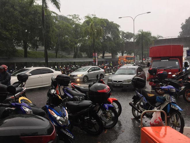 Mưa như trút nước ở Kuala Lumpur, trận chung kết AFF có bị hủy?