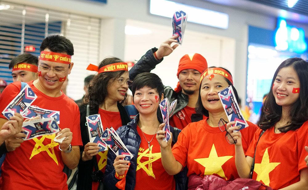 Sân bay Nội Bài rực màu áo cổ động viên Tuyển Việt Nam
