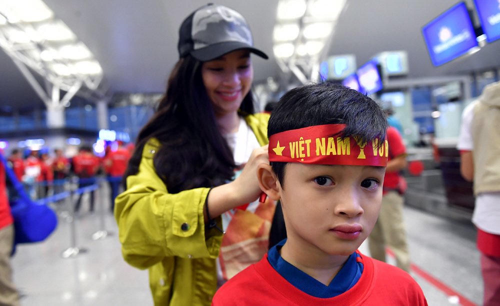 Sân bay Nội Bài rực màu áo cổ động viên Tuyển Việt Nam