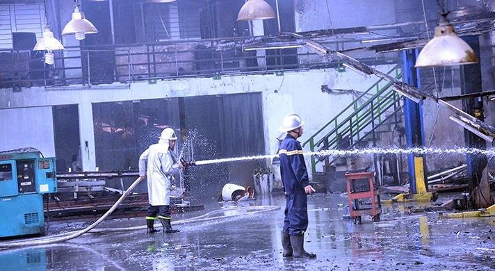 2 ô tô cháy trơ khung trong trong đám cháy gần trụ sở VFF