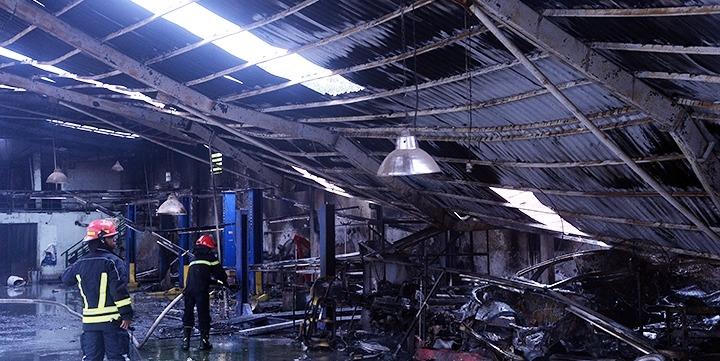 2 ô tô cháy trơ khung trong trong đám cháy gần trụ sở VFF