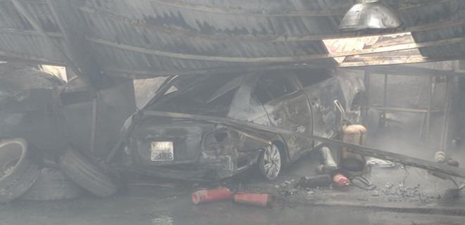 2 ô tô cháy trơ khung trong trong đám cháy gần trụ sở VFF