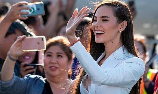 Tân Hoa hậu hoàn vũ 2018 sơ suất lộ nội y trên đường về nước