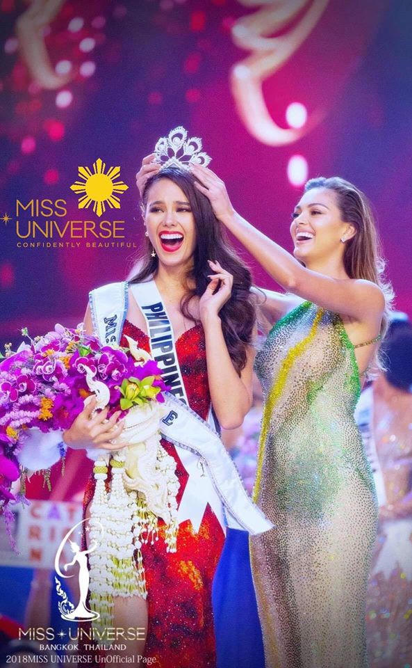 Tân Hoa hậu hoàn vũ 2018 sơ suất lộ nội y trên đường về nước