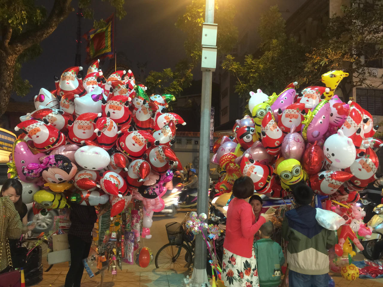 Không khí Giáng sinh tràn ngập phố phường Hà Nội