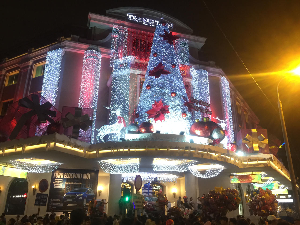 Không khí Giáng sinh tràn ngập phố phường Hà Nội