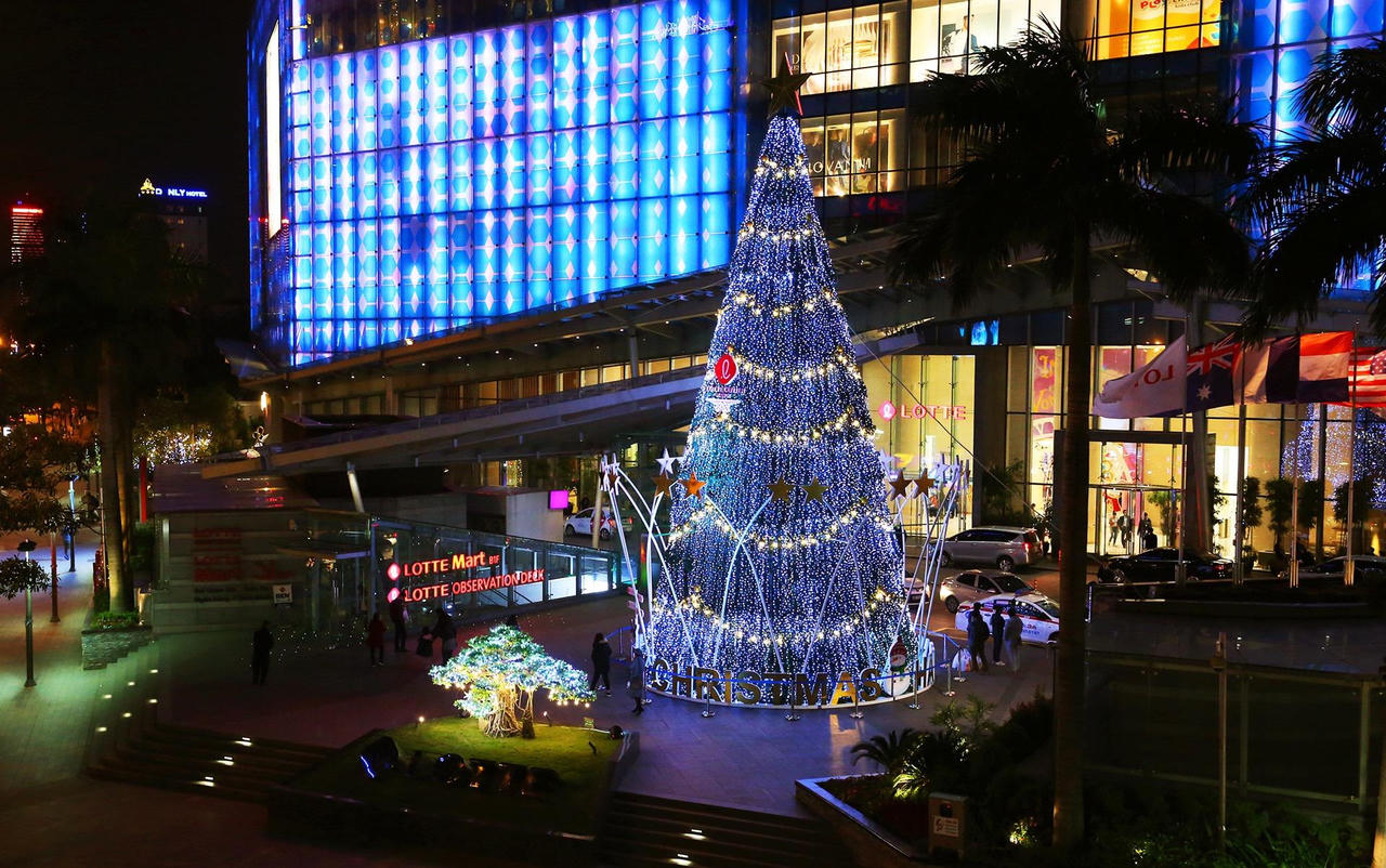 Không khí Giáng sinh tràn ngập phố phường Hà Nội