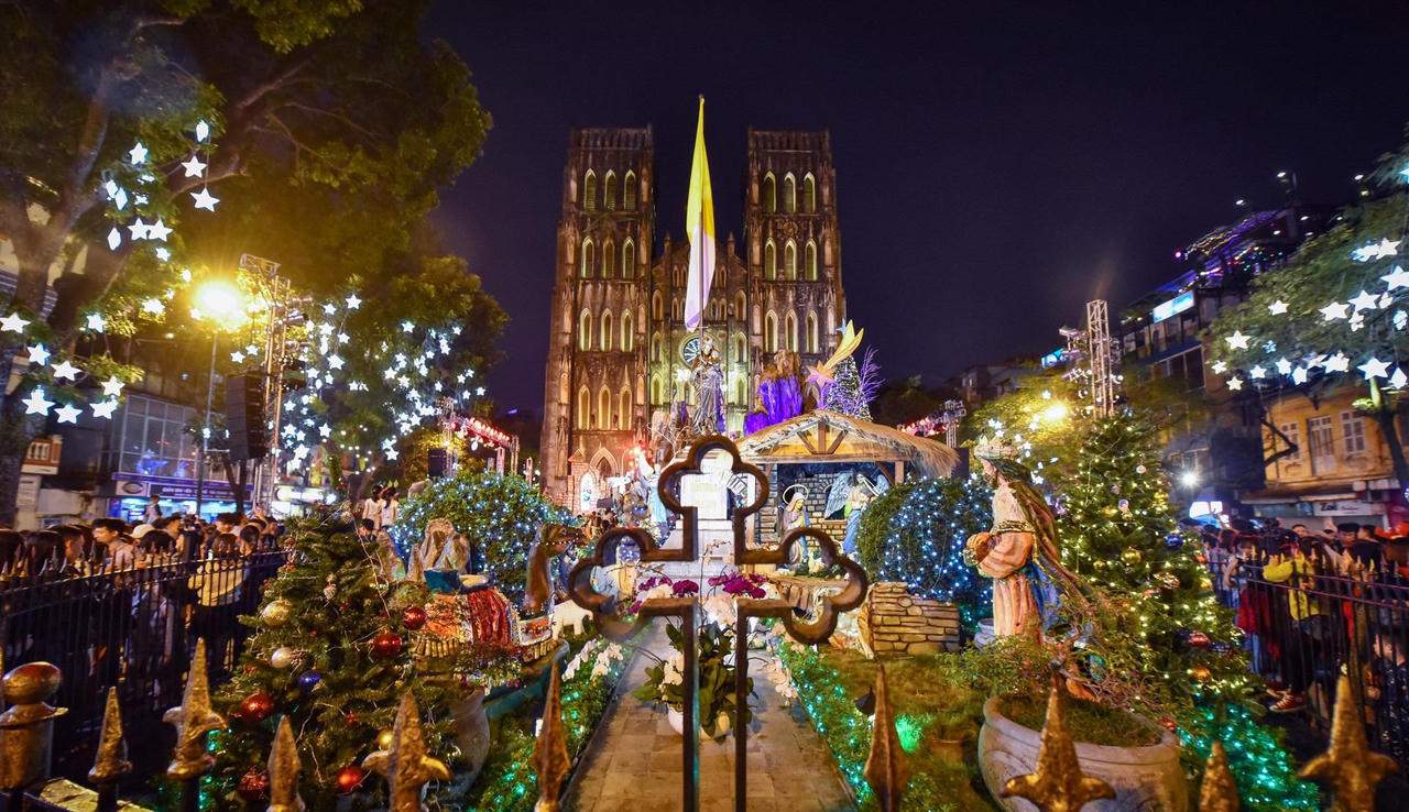 Không khí Giáng sinh tràn ngập phố phường Hà Nội