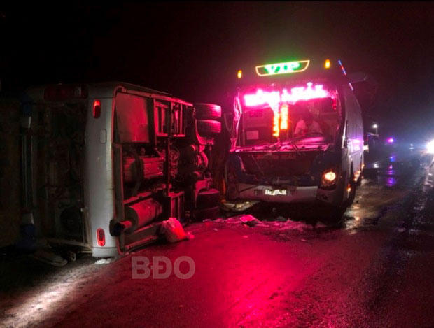 Tai nạn ô tô liên tiếp, 2 người chết và 14 người bị thương